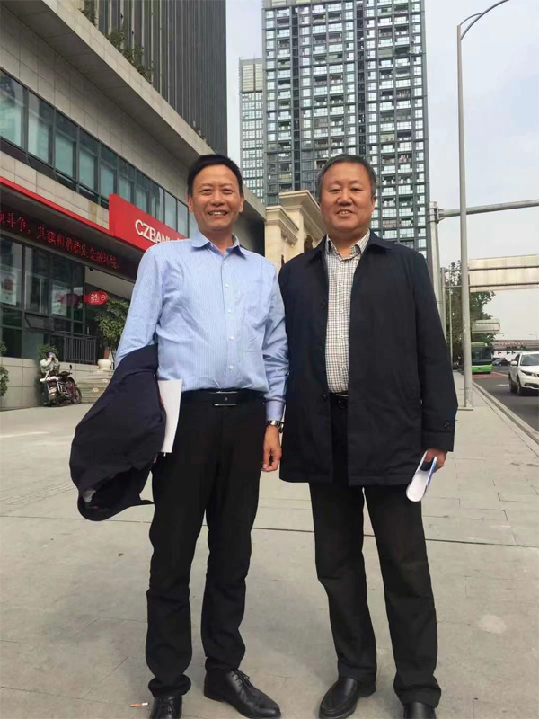 公司董事長(zhǎng)陳長(zhǎng)新拜訪江蘇一夫公司，并與該公司總裁彭卓飛先生（右一）合影。.jpg